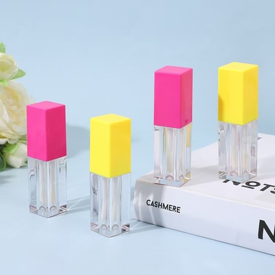 Vierkante plastic lipglazuurbuis met borstel Cosmetisch type Lipgloss Custom Color 4.9ml