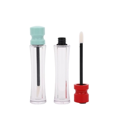 Plastic lipglazuurbuis met een middellang deksel en verschillende kleuren