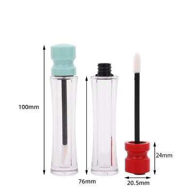 Plastic lipglazuurbuis met een middellang deksel en verschillende kleuren