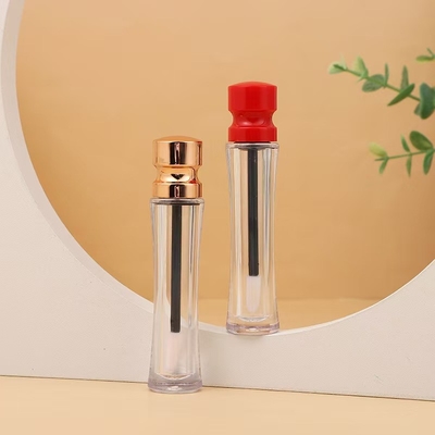 Plastic lipglazuurbuis met een middellang deksel en verschillende kleuren