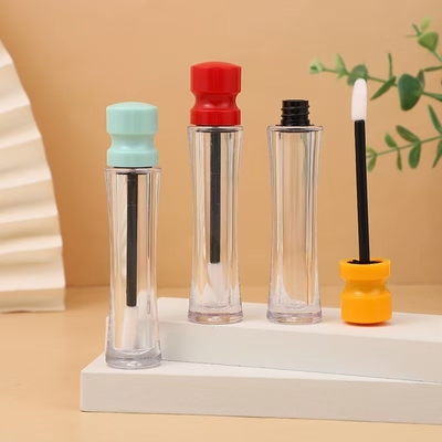 Plastic lipglazuurbuis met een middellang deksel en verschillende kleuren