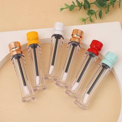 Plastic lipglazuurbuis met een middellang deksel en verschillende kleuren