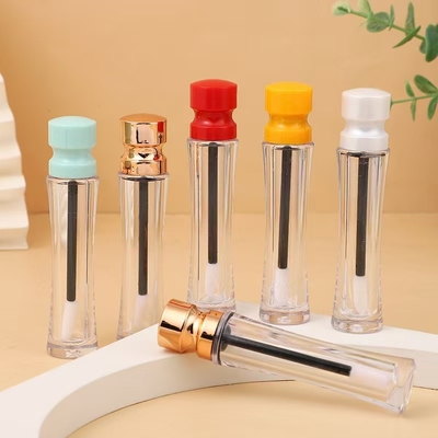 Plastic lipglazuurbuis met een middellang deksel en verschillende kleuren