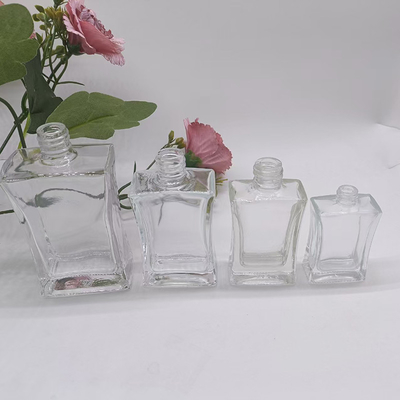Op maat gemaakte 20 ml, 30 ml en 50 ml glazen fles met aluminium sproeier en overkap