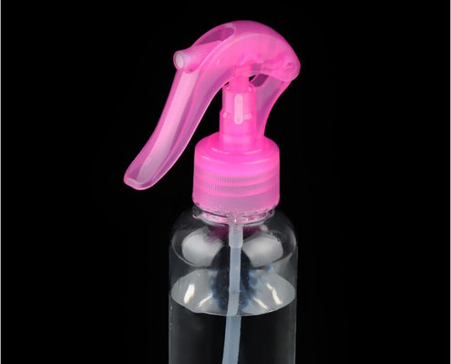 Roze kunststof trigger sproeierpomp met fijne mist spuitstuk voor cosmetische flessen