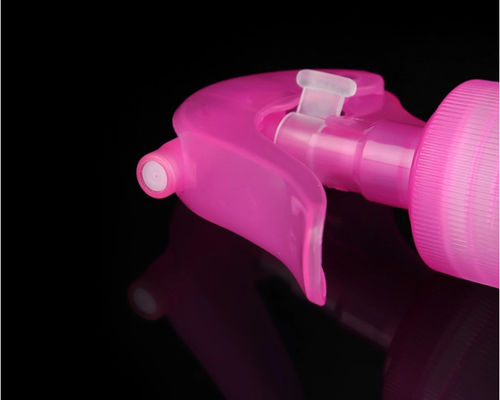 Roze kunststof trigger sproeierpomp met fijne mist spuitstuk voor cosmetische flessen
