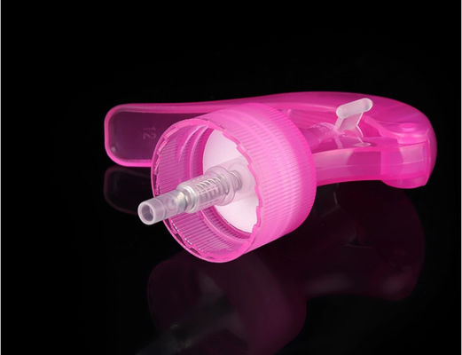 Roze kunststof trigger sproeierpomp met fijne mist spuitstuk voor cosmetische flessen