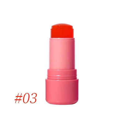 Stijlvol ontworpen 5 ml lipgloss buis met aangepaste kleuren voor een precieze toepassing