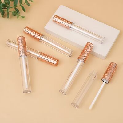 Groothandel 4,5 ml plastic lipgloskokers met gouden dop en witte kwast voor lege cosmetische verpakking